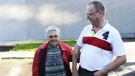 Ulla Norrman ser fram emot utflykten, hon eskorteras till bussen av släktingen Kent Norrman.Foto: Karin Hertz