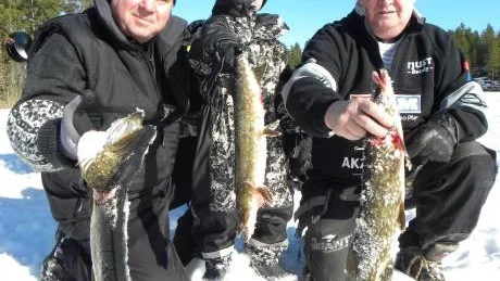 Segrande lag vid angeltävlingen, Simon Edman, med barnbarnet Sixten, och Ulf Karlsson. Sammanlagt 2,96 kg gädda.