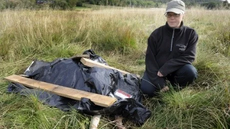 Johanna Petersson äger kalvarna som gick i hagen. En kalv dödades av vargen och Johanna tycker att det känns oroligt för djurens skull.