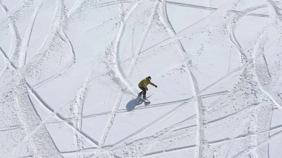 En snowboard men även annan vintersportutrustning samt cyklar, med mera, stals ur förrådet.