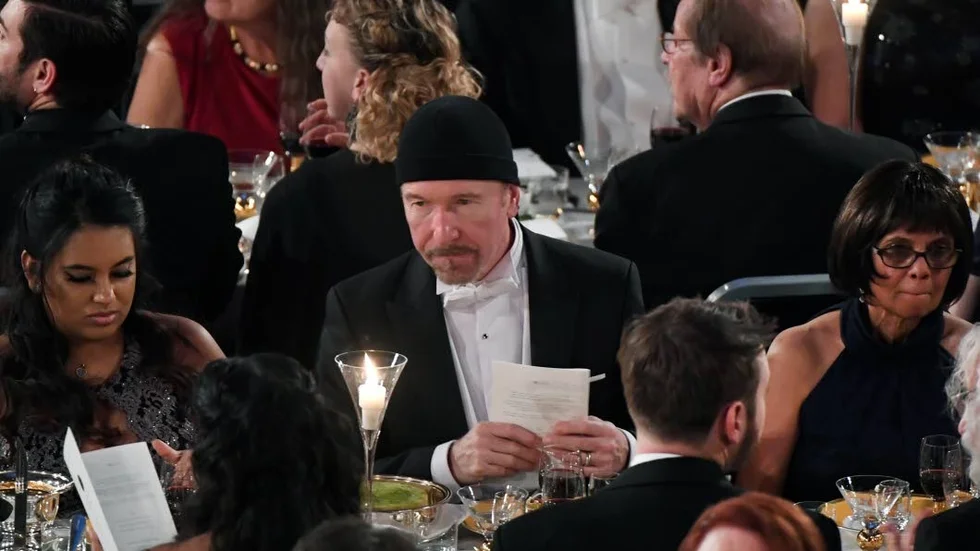 Det var omdömeslöst av U2-gitarristen att bära mössa på Nobelbanketten, skriver Henrik Scheutz.