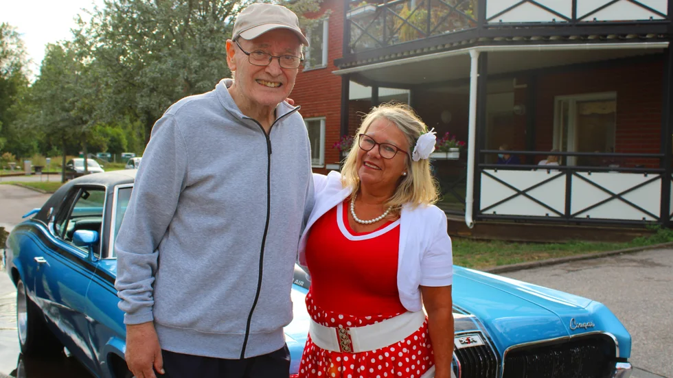 Bo Ströberg och Carina Stefansson framför bilen hon körde, en surfblå Mercury Cougar.