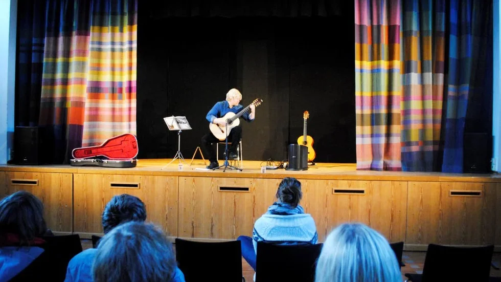 Konsert. Joel Karlsson bjöd på gitarrspel och poesi i folkhögskolans aula i Gamleby under lördagen.