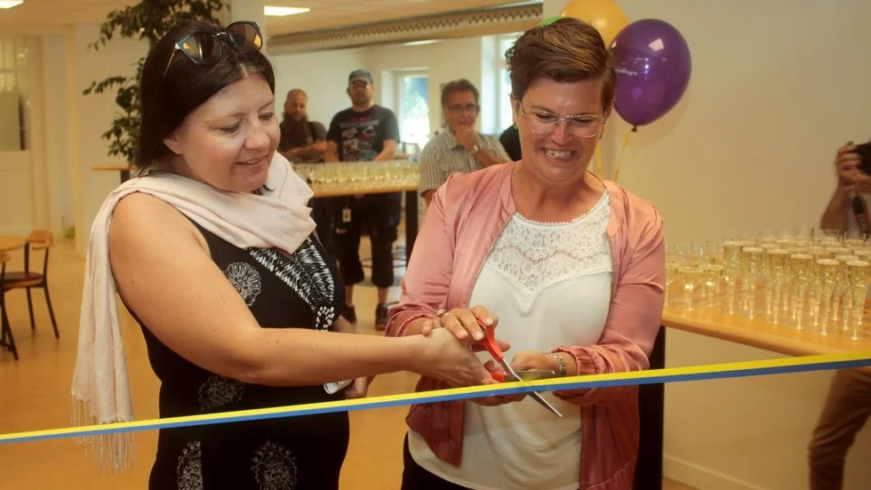 Helena Proos (S) och Therese Jansten, klipper band under invigningen.
