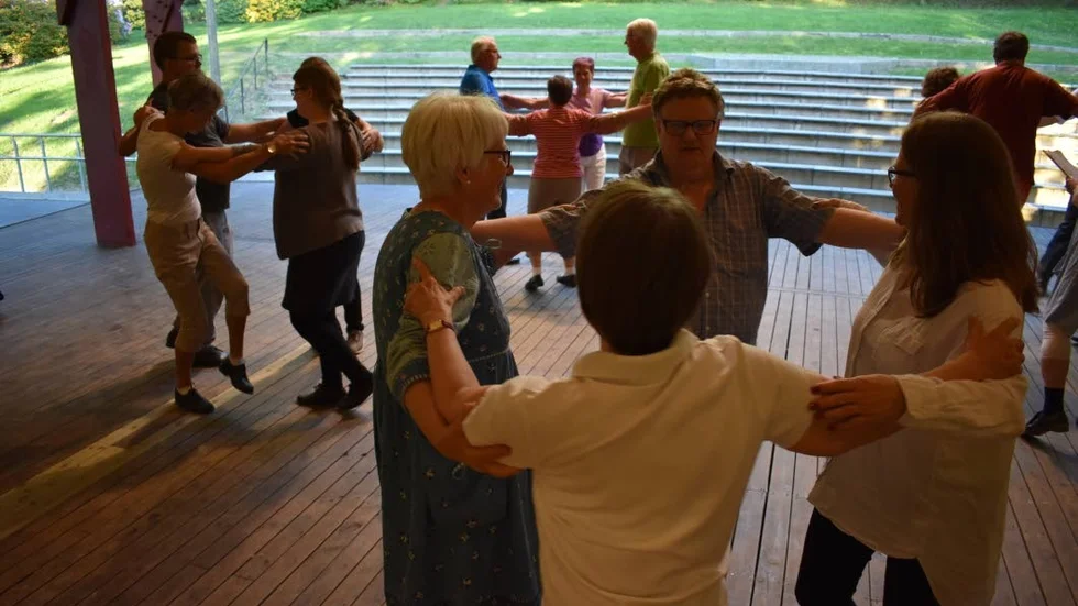 Enköpings folkdansgille premiärdansar på Skolparkens scen 6 juni.