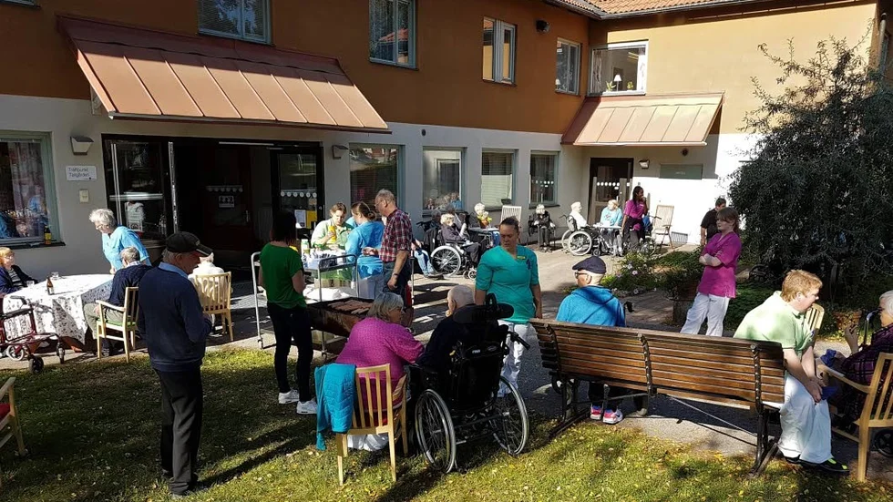 Personalen på Tallgården och Lillkyrka bjöd på korvgrillning, kaffe och hembakat.