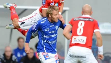 Oscar Möller blev rejält nedtryckt av Kalmars Erik Israelsson.Foto: Patric Söderström/Scanpix