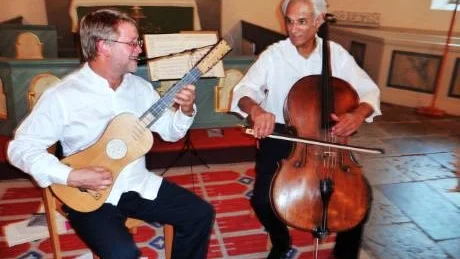 Glädjen under lördagskvällens konsert i Loftahammars kyrka märktes inte minst på spelmännen själva: Magnus Andersson (här med sin barockgitarr) och Rohan de Saram med sin över 300 år vördiga cello