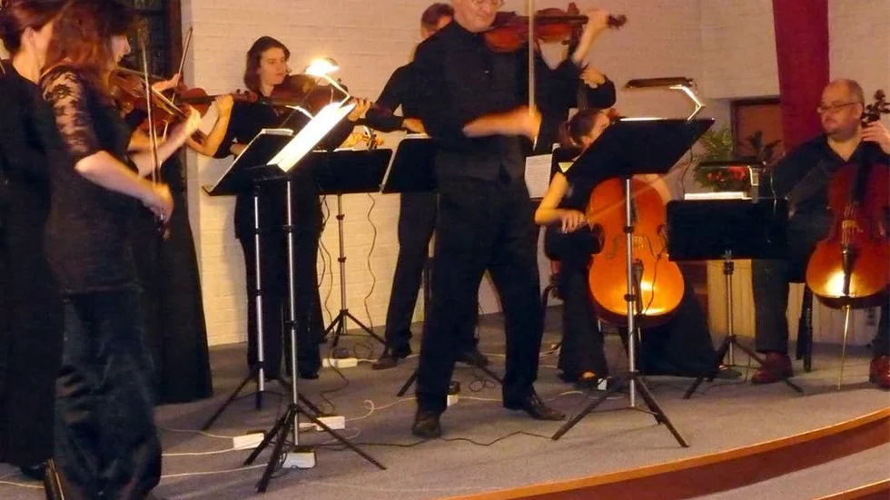 Den berömde, brittiske violinsolisten och dirigenten Gordan Nikolic här som gästledare i kretsen av Camerata Nordica.