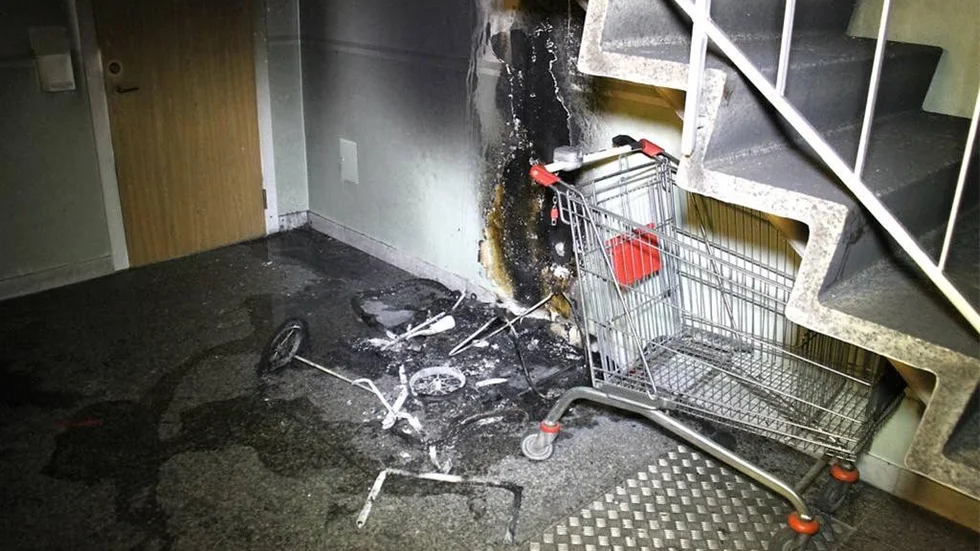 Natten mot fredagen brändes en barnvagn upp i en trappuppgång på Midgård.