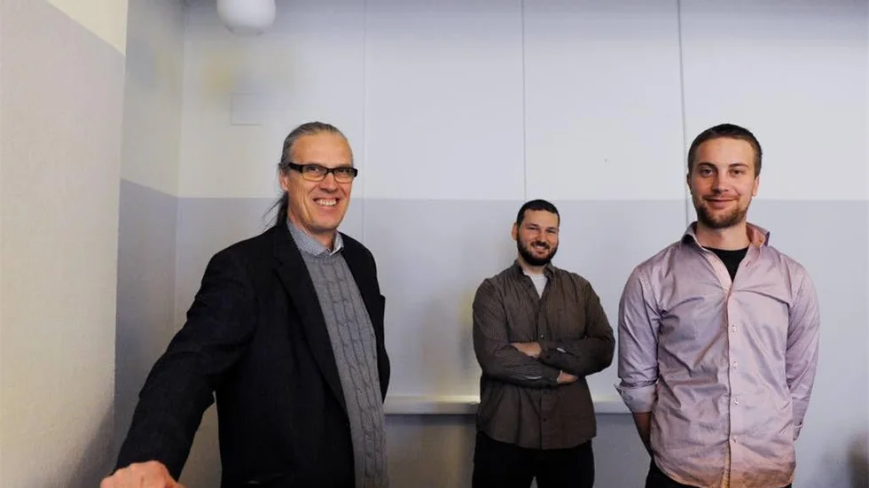 Kenth Carlsson, Kevin Zelnio och Jonatan Merkel visar upp hotellet. Här ska den nya receptionen vara. Bakom väggen kommer bryggeriet att byggas.