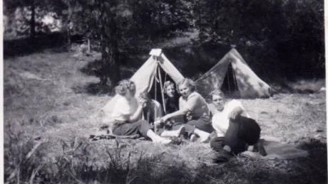 Mannen till höger är Erland Andersson. Men vilka är de andra?