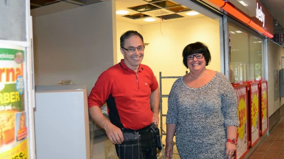 Anders Eklöf och Ingrid Starkenberg vid den nya förbutiken, som öppnar den 10 juni.