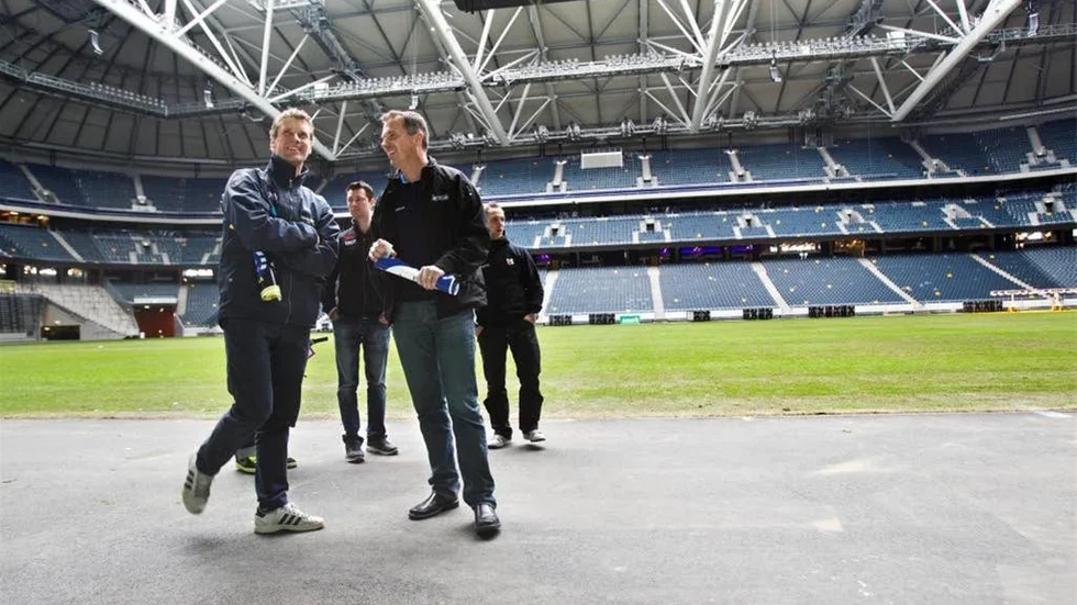 Det här är inne som Piraternas lagledare Stefan Andersson vill att SM-finalen ska avgöras i en enda match. Andersson här i samspråk med Vetlandas lagledare Fredrik Staaf.