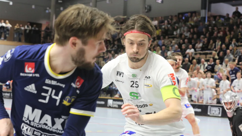 Kim Ganevik i duell med Karlstads kapten Gustav Angemyr.