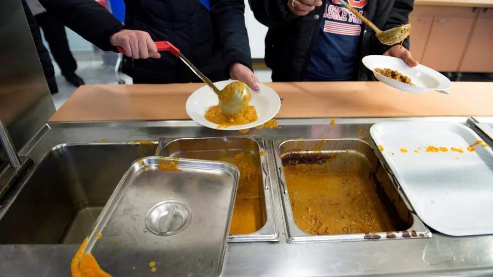 Skolmat. Med ett vegetariskt alternativ och ett generöst salladsbord finns något för alla, menar debattörerna.