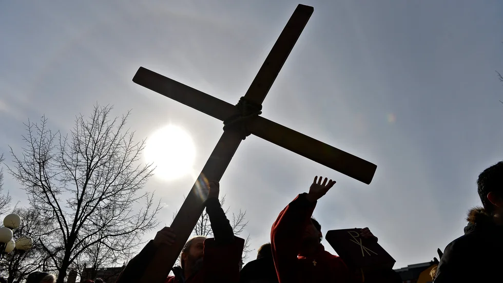 Genrebild. Korsvandringen till minne av Jesu lidande som syns på bilden har ingenting med krönikans text att göra.