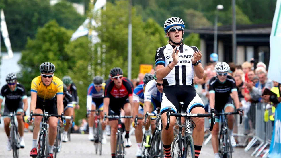Proffscyklisten Jonas Ahlstrand var favoriten som höll när han vann torsdagens Vättern GP i centrala Motala.