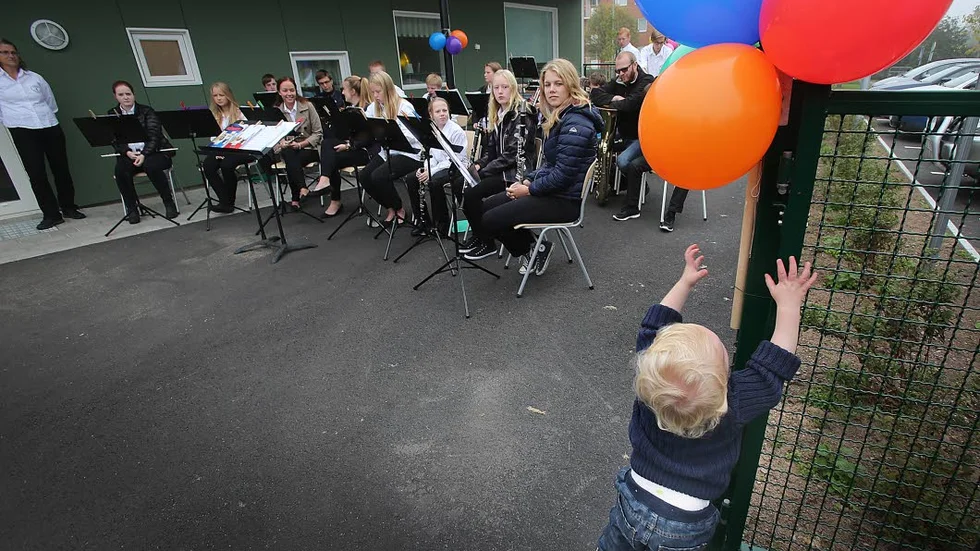 Elliot Wall vill så gärna ha en ballong när Mjölnarkullens förskola invigs i Boxholm.
