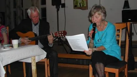 Arjeplogsprofilen Lotten Mörtell som numera bor i Skellefteå och har sommarstuga i Jutis sjöng "Arjeplogssången" till Sandor Berglunds gitarrspel.