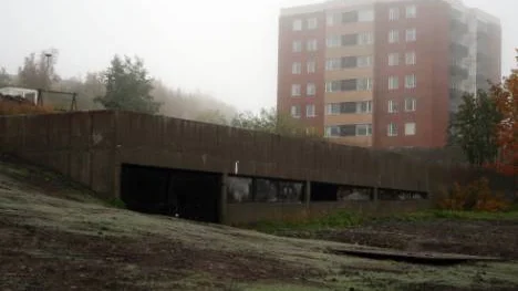 Det blir två nya punkthus där tre kallställda hus nyligen har rivits på Terassen.  Nu återupptar Kirunabostäder den avbrutna planeringen och bedömer att markarbeten kan starta till sensommaren/hösten 2011. Foto: hans sternlund