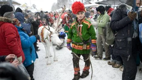 Den klassiska bilden av Jokkmokks marknad. Per Kuhumen leder renrajden genom marknadsområdet.FOTO: Kurt Engström