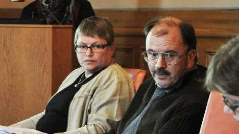 "Det är viktigt att anmäla matförgiftning till livsmedelsinspektören i sin  kommun. Få drabbade gör det i dag", säger Kristina Stenlund. Bredvid henne Pär Lundbäck. I talarstolen Annika Eliasson.FOTO: Lenitha Andersson-Junkka