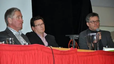 Kent Ögren och  Mikael Dahlberg Rönnkvist fick svidande kritik av många som kommit för att höra om planerna för Kalix sjukhus.