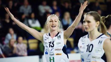 Segerjublet i Pontushallen. Frida Aili och Stina Nilsson kan konstatera att LBBK tog två viktiga poäng.