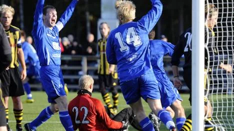 Veteranen Robert Nyström har precis gjort 1-1 för Alvik hemma mot Kubikenborg.Foto: martin thelénius
