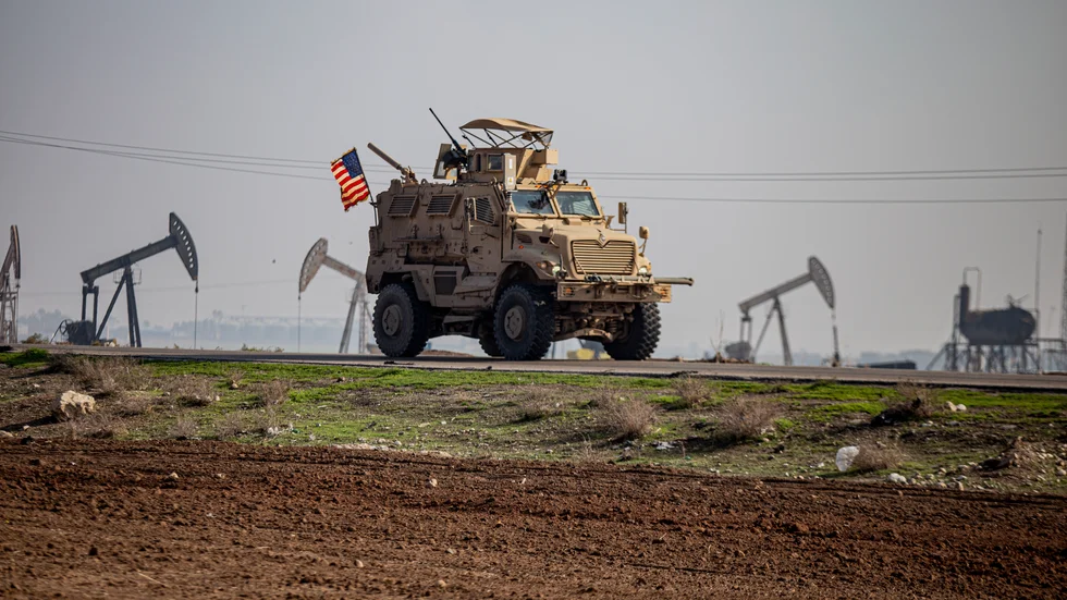 Ett amerikanskt militärfordon på patrull i nordöstra Syrien i december 2022.