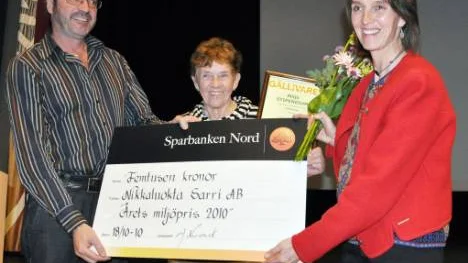 Ulf Normark delar ut kommunens miljöstipendium till Margareta Sarri och Anna Sarri, som driver företaget Nikkaluokta Sarri Ab.FOTO: Marie Ridderström