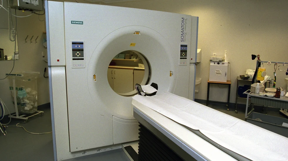 Mälarsjukhuset lex Maria-anmäls till Ivo efter att en sörmländsk kvinna med smärtor i buk och bröst under fem år återkommit för datortomografi, utan att läkare hittat några avvikelser på röntgenbilderna.