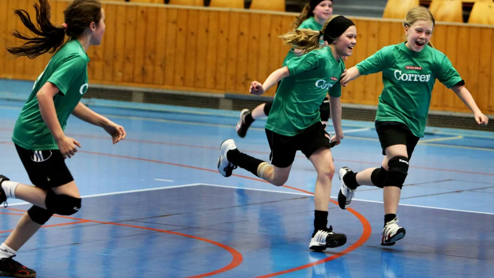 Mål! Kärna-tjejerna jublar efter att Ebba Olofsson (mitten) skjutit 33 med endast 40 skunder kvar.