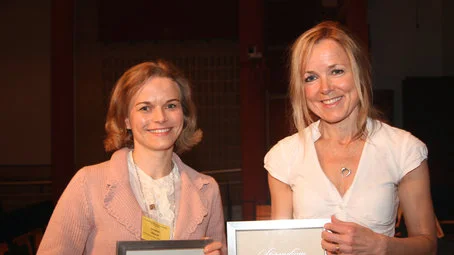 Johanna Sjöwall (till vänster) tillsammans med Anna Holmberg från Lund fick delade på stipendiets 70 000 kronor för sina forskningsinsatser. FOTO: Per Lundblad