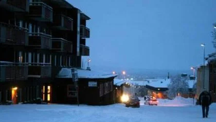 Från Thulegården till Kiruna sjukhus är det bara ett par hundra meter. Ändå var det mycket som gick snett när hemtjänsten organiserade vaccinationsresa för vårdtagarna. FOTO: ALEXANDER LINDER