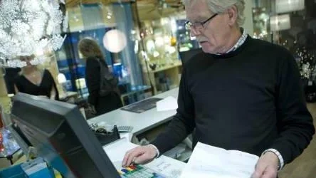 Jan Wennskog, ordförande i Svensk handel, Luleå och ägare av butiken Elkedjan i Luleå, har nu att uppgradera sitt butiksdatasystem till ett certifierat kassaregister inför den nya lagen som träder i kraft den 1 januari.FOTO: Kurt Engström
