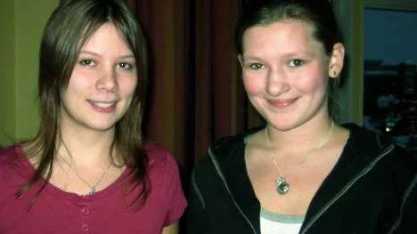 Gymnasisterna Elin Nilsson och Emma Sofia Olsson får 25 000 från Triangelfonden för att kunna trycka 500 exemplar av sin barnbok om en annorlunda vän.FOTO: ANDERS MORELL