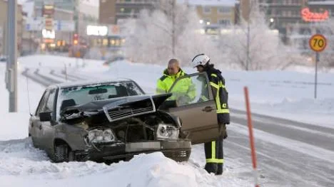En 63-årig man skadades lindrigt vid en kollision på Bodenvägen, nära Pontusbadet i Luleå vid 15.40-tiden på onsdagen. Mannen fördes till Sunderby sjukhus och får stanna över natten för observation. Kvinnan vid hans sida, i 60-årsåldern, klarade sig oskadd. Vissa trafikproblem uppstod i samband med trafikolyckan. Enligt polisen kan mannen ha drabbats av sjukdom eftersom han körde mot rött ljus och orsakade olyckan, Mannens körkort är omhändertaget för utredning.FOTO: Kurt Engström