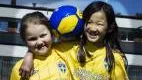Ganska gamla kompisar. Smilla Soini, 9, och Anna Tannersjö, 8, delar intresset för fotboll - och det för hästar. "I ridning får man hålla på med djur, i fotboll får man tackla", säger Smilla.