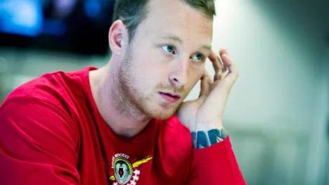 Luleå Hockeyspelaren Linus Klasen fick en hjärnskakning i matchen mot Skellefteå i lördags. Gästernas Joakim Lindström riskerar stängas av efter sitt tilltag på Luleåspelaren. Något som Klasen också hoppas. "Jag har tittat på den och jag tycker att bilderna talar sitt tydliga språk. Det hör inte hemma på en hockeyrink utan det är enbart för att skada", menar Klasen, som vill se att Lindström stängs av ett par matcher.