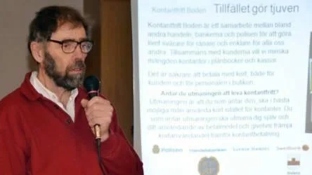 Hans Pettersson, vice orsdförande i SPRF i Boden informerade intresserade medlemmar om kampanjen ett kontantfritt Boden.