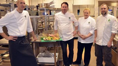Restauranglärarna  Jonas Andersson, Kenneth Winblad von Walter, Elisabeth Steen och Erik Måneld, Ekokockars tävlingsledare, som lärde ut ekokraven till skolpersonalen och restaurangeleverna.FOTO: Lena Leffler
