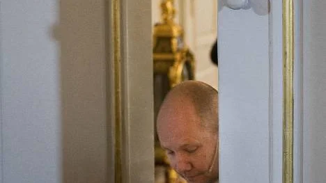 Svenska Akademiens ständige sekreterare Peter Englund som många är van att se honom: på väg att tillkännage vem som är Nobelpristagare i litteratur.
