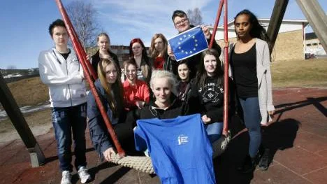 Europa och Bryssel nästa. På söndag bär det av för de här gymnasieeleverna från Överkalix. Bakre raden fr.v: Andrew Afremo, Josefina Ek, Kajsa Rogersdotter, Isabelle Eriksson och Fredrik Hansson. Främre raden: Hilda Palo, Iida Larsson, Lisa Boudin, Catrin Bjälmsjö, Rebecka Silverplats och Biftu Haisu. Saknas på bild gör Anna Lundström.
