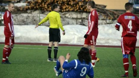 Domaren André Samuelsson pekar obönhörligt på straffpunkten efter att Ahmad Habib gått omkull i straffområdet.