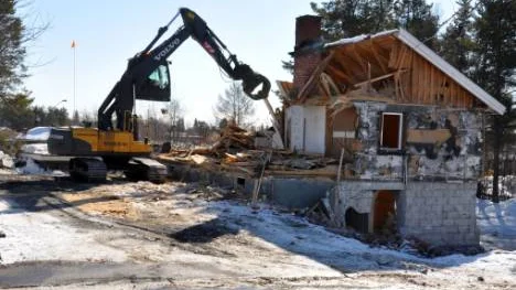 Nu har grävskoporna kommit till Elevhemsområdet i Malmberget som rivs för gruvbrytningens skull.FOTO: Marie Ridderström