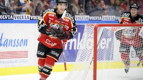 Konstantin Komarek fick spela med juniorlaget - och kan ha ådragit sig en hjärnskakning.