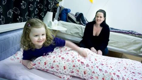 Så här såg det ut i februari 2011 när Lea Svanberg, 3, skulle sova på förskolan Luleå dag- och natt när mamma, Veronica Svanberg, jobbar natt.  I Kiruna finns det ännu ingen förskola som har nattöppet, men efterfrågan finns.FOTO: Kurt Engström