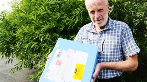 Anders Eliasson har betalat sammanlagt 410 kronor till Posten för att skicka ett paket med stötdämpare till England. Trots att Posten vägrar frakta hans paket får han inte tillbaka ett öre av fraktkostnaderna. "Jag tycker att det är mycket nonchalant", säger han.